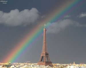 1905444-bertrand-kulik-chasse-la-foudre-et-scrute-le-ciel